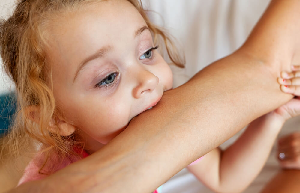 A hajhúzás, a harapás és az ütés a leggyakoribb agresszív viselkedés a kisgyerekek körében.