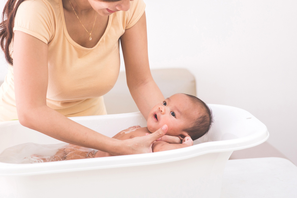 fürdetés a baba tartása